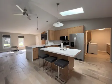 The Crystal Rose House Spacious, Modern and Bright Отели в г. Финдли