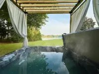 River Haven — Firepit, Hot Tub, Views, Amenities Galore! Hotels in Cople