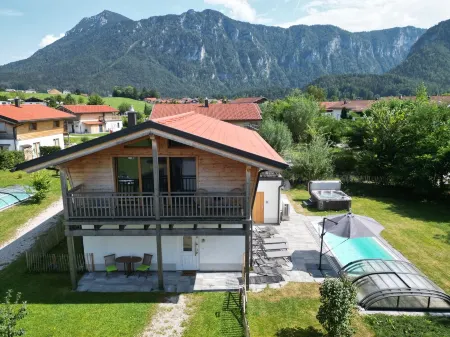 Chalet Kuhglockerl: space for 6+2 with summer pool, whirlpool and sauna Отели рядом с достопримечательностью «Badepark Inzell»