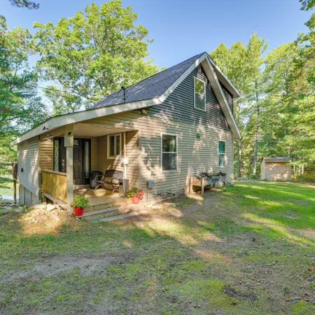 Lake Access & Dock: Remote Mio-area Cottage