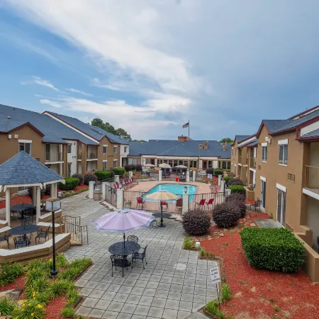 Red Roof Plus+ & Suites Knoxville West - Cedar Bluff