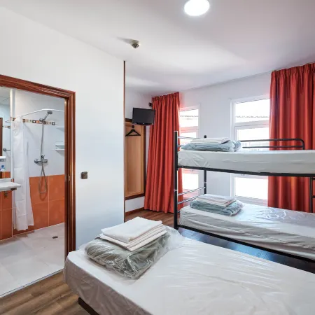 Loop Inn Hostel Santiago de Compostela Отели рядом с достопримечательностью «Многофункциональный комплекс "Фонтес-до-Сар"»
