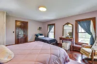 Fire Pits, Views & Yard: Luxe Mt Horeb Getaway! - Homestays