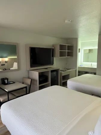 Rodeway Inn Отели рядом с достопримечательностью «Парк Сполдинг»