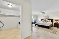 Relaxing Palm Springs Condo with Pool Access - Apartments