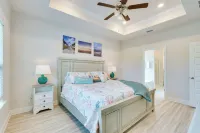 Walk to Beach and Pool Windmark Beach Home! - Parkplatz