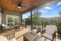 New Lakeview Penthouse - Amenities Galore! - Parkplatz