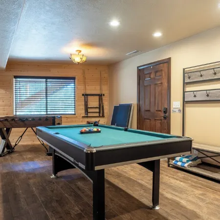 Gorgeous Chalet Cabin w/NEW HOT TUB near National Parks and loaded w'/Amenities!
