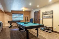 Gorgeous Chalet Cabin w/NEW HOT TUB near National Parks and loaded w'/Amenities!