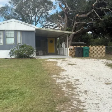 Charming 2-bedroom mobile home with WiFi and AC in Okeechobee Отели в г. Окичоби
