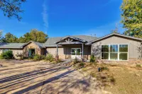 Lakefront Getaway w/ Hot Tub & Yard in OKC! - Apartment