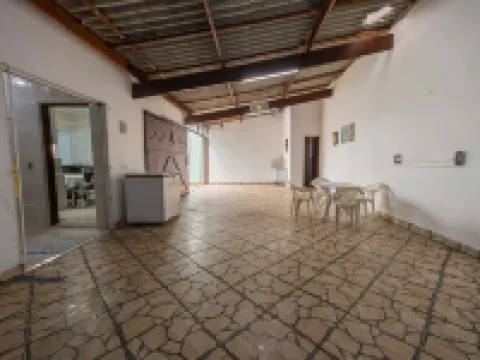 Casa com Piscina e Garagem a 550m da Praia