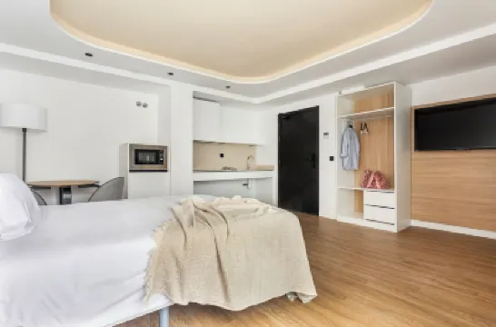 B48 Valencia Feria Hotels near Luis Puig Palace