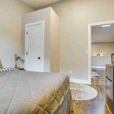 Walk to Bites & Whittier Park: Uptown Getaway! Rooms