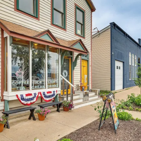Steps to Marina & Beach: Couples Cottage in Pepin