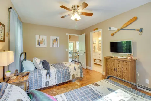 Fire Pit & Grill: Riverfront Home in Arkansas! - parking