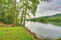 Flippin Home w/ Fire Pit: Walk to White River! - WiFi