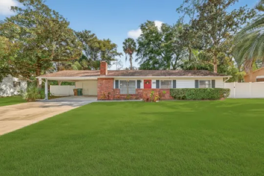 Cozy Stay in Ocala ~ King Bed, Fenced Yard, WiFi ~ Near Historic Downtown & Wec