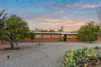 Lester Place: Retro-Inspired Artist’s Escape with Pool!