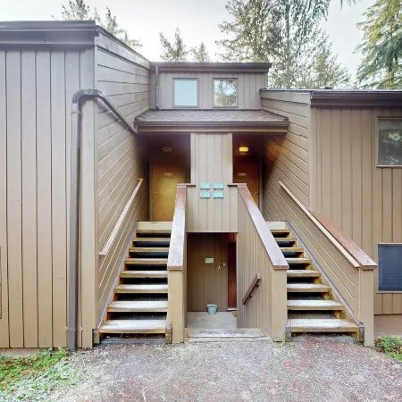 1 BR Mtn Apartment w/ Wood Fireplace & Pool