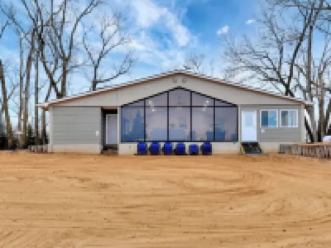 Private Lake Resort house w swimming, fishing, beach access, sand dune ATV Park 哈維縣酒店