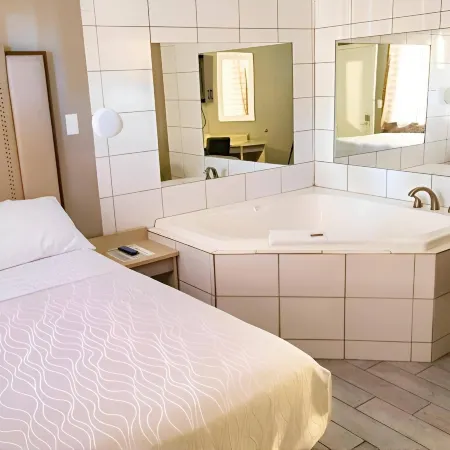 Econo Lodge Inn & Suites