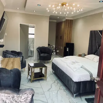 Crown Palace Guest House Отели рядом с достопримечательностью «Парк Свободы»