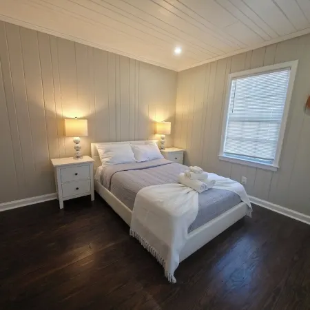 Cozy Retreat Near Airport & Downtown Отели в г. Хейпвиль