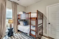 Beach + Brazos River Access! Family-friendly Haven - Homestays
