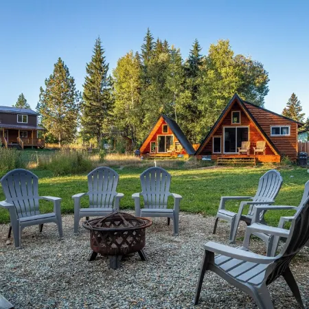 Glacier National Park-cozy, rustic home w/ hot tub, just 6 minutes to the park