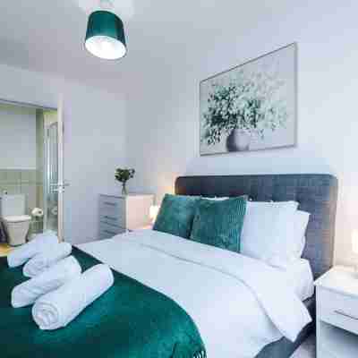 NEW Stylish Apartment Amazing Location Sleeps 4 Rooms