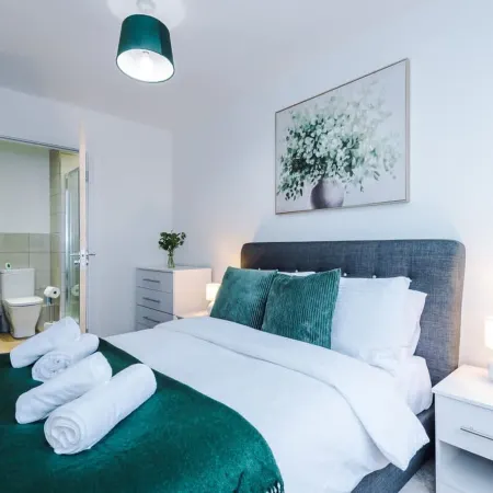 NEW Stylish Apartment Amazing Location Sleeps 4