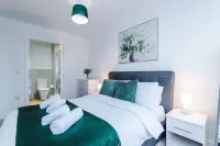 NEW Stylish Apartment Amazing Location Sleeps 4
