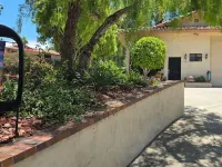Detached guest house on private gated Spanish Estate with a pool, Temecula close فنادق في فولبروك