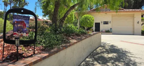 Detached guest house on private gated Spanish Estate with a pool, Temecula close