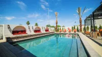 Stylish Home w/ Pool, Firepit & Scenic Outdoor Living Casa Mirage by Avantstay - Wi-Fi