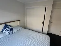 Spacious One-Bedroom with Private Bathroom – Aotea Hotels in Porirua