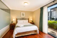 98 Steps to the Beach - Retreat with Pool Access