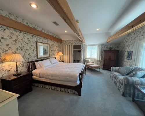 Strawtown Inn & Events Hotels in Pella