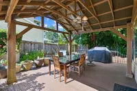 6 Bedrooms, Walking Distance to Airport - Kitchens