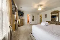 Lakes, Gardens & More! Getaway in Moncks Corner - Homestays