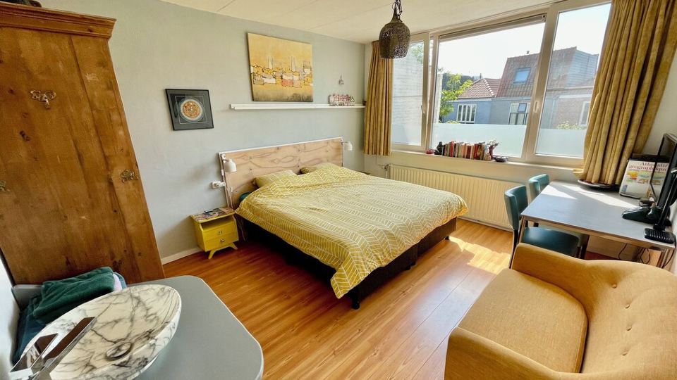 Tranquil city room with WiFi in charming Alkmaar