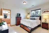 Cozy Livingston Condo w/ Balcony & Mtn View! - Parking