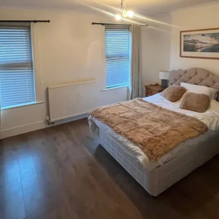 3 Bed House Sleeps 6 -Enclosed Garden-Free Parking