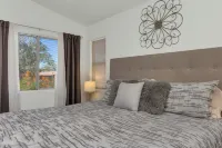 Stunning Vacation Home - Trails, Golf & Dining! - 4 ดาว