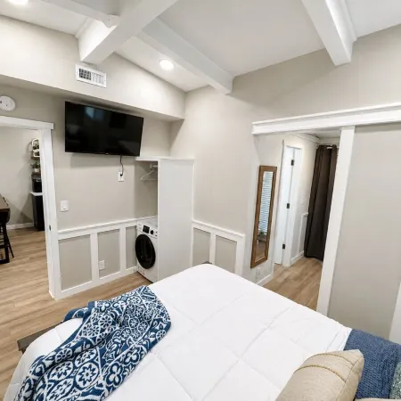 Perfect Lakeside Getaway - Renovated condo with ALL the amenities + Laundry!