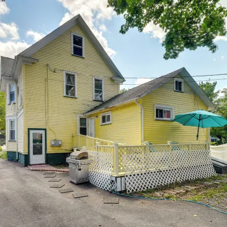 Rochester Escape w/ Hot Tub & Fire Pit!