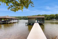 Family Lake House With Deck, Private Dock/boathouse, Grill, Firepit, & Fast Wifi - 4 tähden