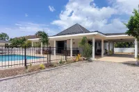 5BR Luxe Retreat in Runaway Bay Private Pool Beach Access - Villas