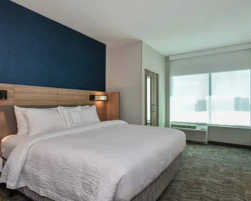 夏洛特上城SpringHill Suites酒店 鄰近光谱中心的酒店